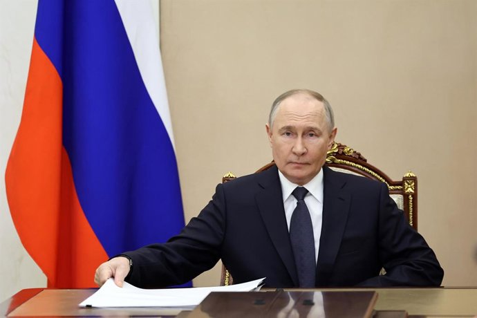RÚSSIA, MOSCOU - 15 DE MAIO DE 2025: O presidente da Rússia, Vladimir Putin, é visto durante uma reunião do governo para discutir as próximas negociações russo-ucranianas em Istambul, Imagem: 999275552, Licença: Rights-managed, Restrições: * Direitos da S