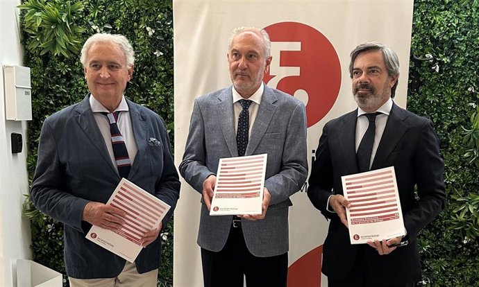 De izquierda a derecha los representantes del Colegio de Economistas de Málaga: Antonio Pedraza, vicedecano; Manuel Méndez, decano; y Javier Font, secretario y director del Servicio de Estudios económicos.