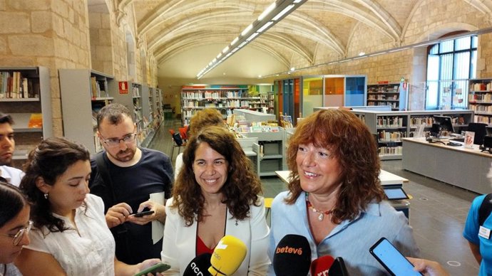 A la derecha, la teniente de alcalde del Ayuntamiento de Barcelona, Laia Bonet; y a la izquierda, la concejal de Salud del consistorio, Marta Villanueva.