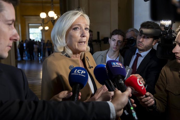 20 de maio de 2025, Paris, França, França: Paris, França le 20 Mai, 2025 - Marine le Pen du parti Rassemblement National RN s'exprime devant les medias dans la salle des 4 colonnes a l'Assemblée nationale ..POLITIQUE, RN RASSEMBLEMENT NATIONAL, PARLEMENTA