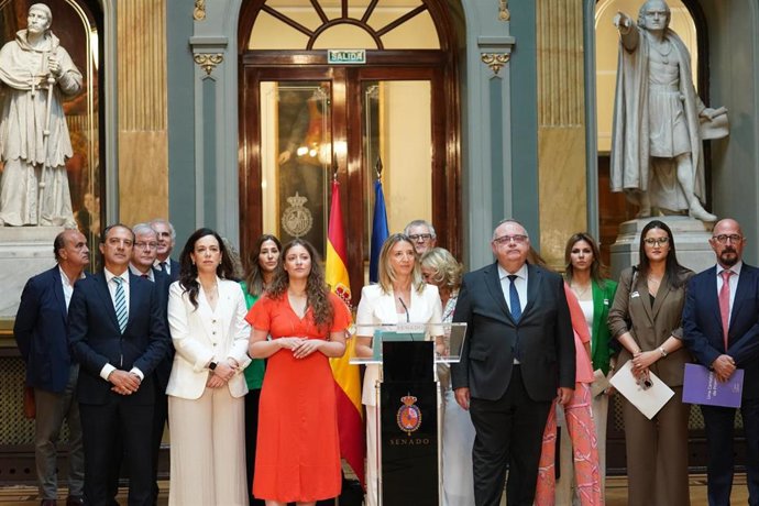 La portavoz del PP en el Senado, Alicia García, junto a consejeros autonómicos de Sanidad, en el Senado.