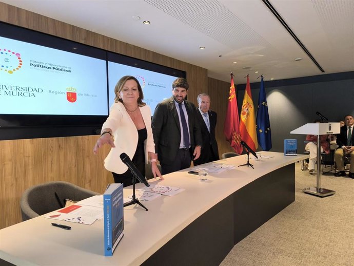 El presidente del Gobierno murciano, Fernando López Miras, en el centro tras ofrecer un contacto con los medios de comunicación