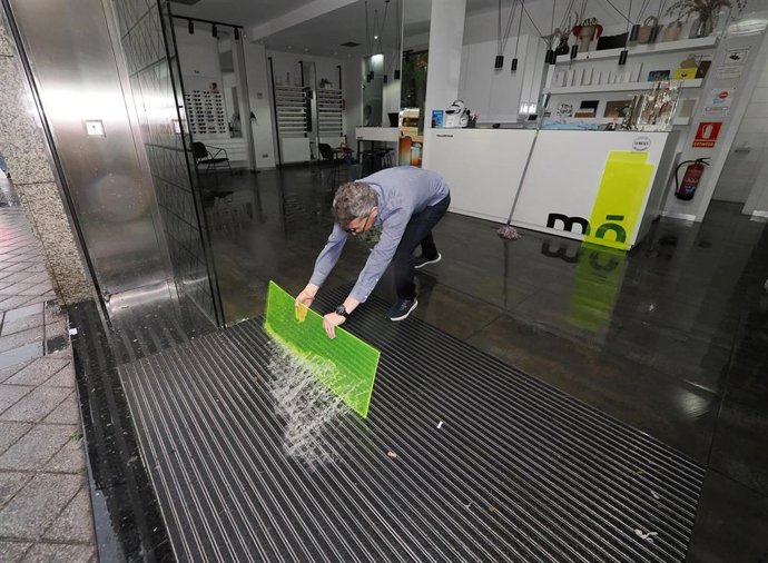 Una persona trata de sacar agua de una tienda, a 3 de junio de 2025, en Valladolid, Castilla y León (España). La lluvia intensa ha motivado más de 50 llamadas gestionadas por el Centro de Emergencias Castilla y León 112