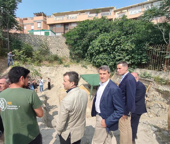 El delegado del Gobierno en Andalucía, Pedro Fernández (3d), en el Cementerio de San Eufrasio de Jaén.