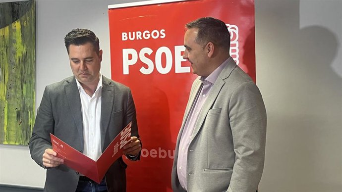 De izquierda a derecha, Daniel De la Rosa y Álvaro Morales, secretarios de Organización del PSOE, regional y provincial, respectivamente.