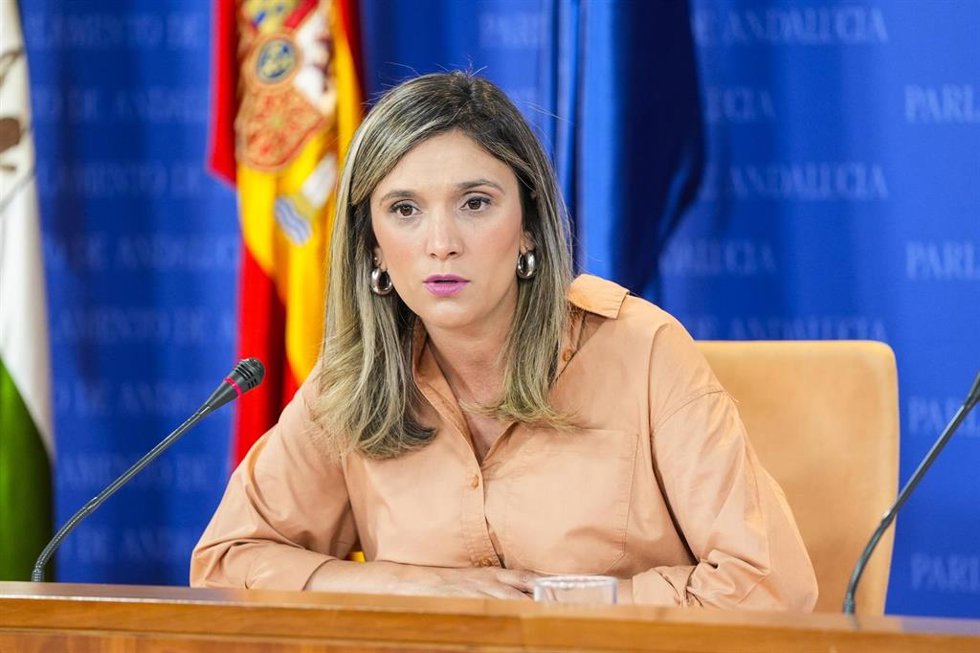 La portavoz del Grupo Parlamentario Socialista, María Márquez, durante la ronda de ruedas de prensa de portavoces de los grupos parlamentarios en el Parlamento de Andalucía, a 5 de junio de 2025 en Sevilla (Andalucía, España). Los portavoces de los grup