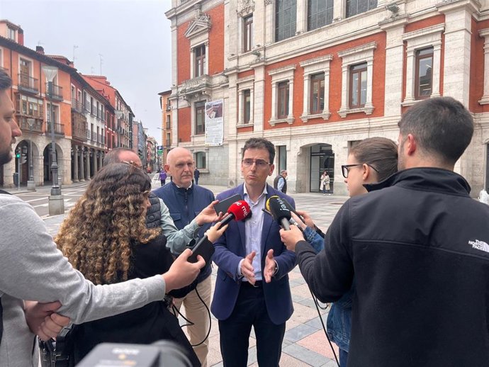 Pedro Herrero atiende a los medios.