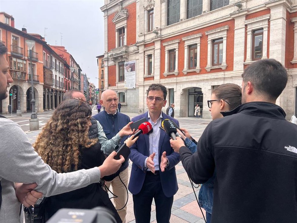 Pedro Herrero atiende a los medios.