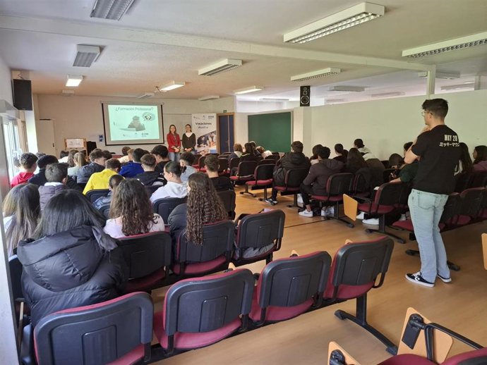 Programa 'Vocaciones Dualiza', de CEOE Ávila y CaixaBank, en el instituto de Arévalo.