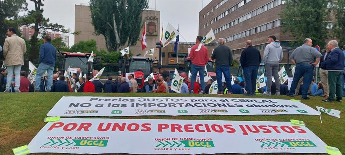 Concentración organizada por UCCL a las puertas de la Delegación del Gobierno en Castilla y León para reclamar aranceles para el cereal de Ucrania