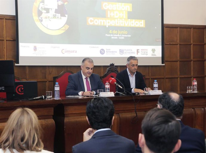 El consejero de Medio Ambiente, Roberto Media, inaugura la jornada ‘Economía Circular: I Estrategia de Bioeconomía y Economía Circular del Gobierno de Cantabria’ organizada por la Cámara de Comercio de Cantabria