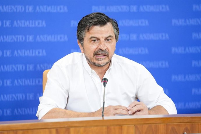 El portavoz del Grupo Parlamentario Popular, Toni Martín, durante la ronda de ruedas de prensa de portavoces de los grupos parlamentarios en el Parlamento de Andalucía, a 4 de junio de 2025 en Sevilla (Andalucía, España). Los portavoces de los grupos parl