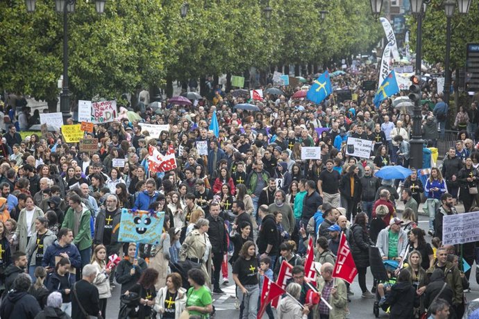 Cientos de personas durante una manifestación organizada por los sindicatos de enseñanza, a 1 de junio de 2025, en Oviedo, Asturias (España).