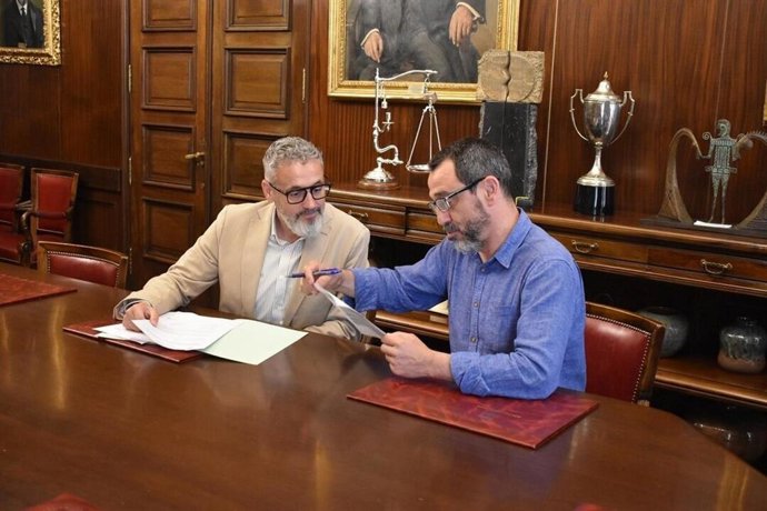 Rubén Moreno (izda) y Javier Muñoz firman el convenio de colaboración entre Iberaval y Ayuntamiento de Soria.