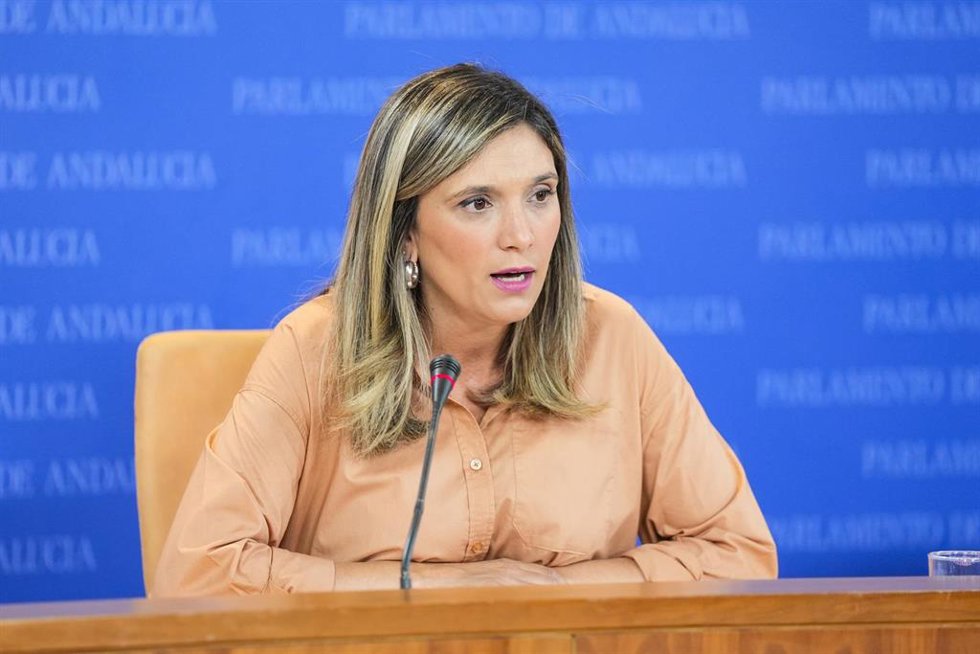 La portavoz del Grupo Parlamentario Socialista, María Márquez, durante la ronda de ruedas de prensa de portavoces de los grupos parlamentarios en el Parlamento de Andalucía, a 5 de junio de 2025 en Sevilla (Andalucía, España). Los portavoces de los grup