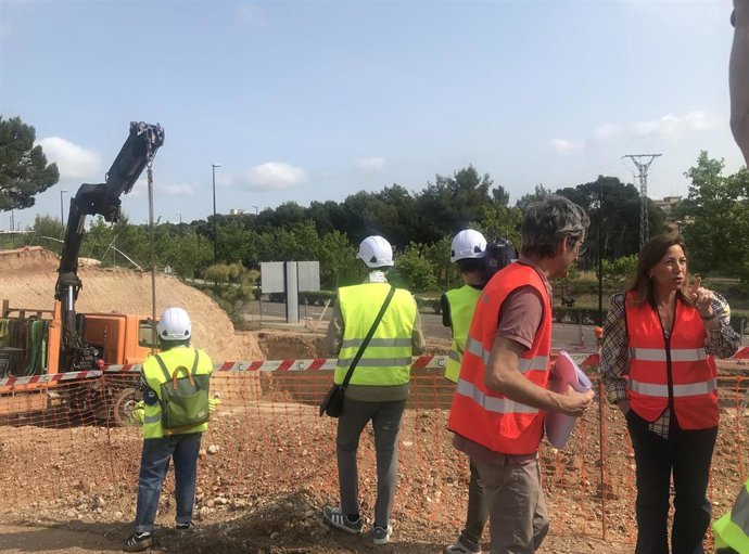 La alcaldesa de Zaragoza, Natalia Chueca, visita la evolución de los trabajos del canal perimetral del barranco de la Muerte