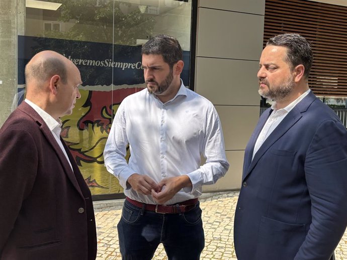 El portavoz de Vox en las Cortes de Aragón, Alejandro Nolasco, y los diputados Santiago Morón y David Arranz.