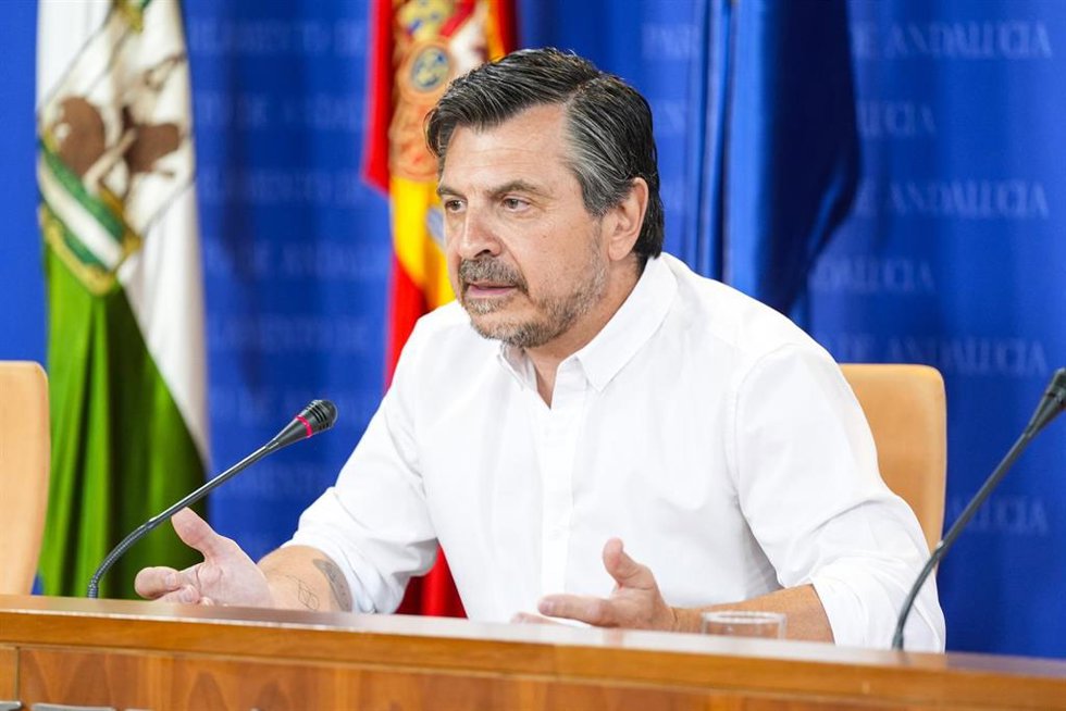 El portavoz del Grupo Parlamentario Popular, Toni Martín, durante la ronda de ruedas de prensa de portavoces de los grupos parlamentarios en el Parlamento de Andalucía, a 4 de junio de 2025 en Sevilla (Andalucía, España). Los portavoces de los grupos pa