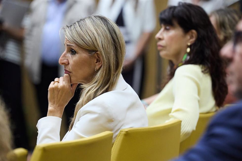 La ministra de Igualdad, Ana Redondo, vicepresidenta segunda y ministra de Trabajo, Yolanda Díaz, durante la clausura del acto Un futuro con empleos dignos: Estrategia para la población gitana 20252028, a 4 de junio de 2025, en Madrid (España). 