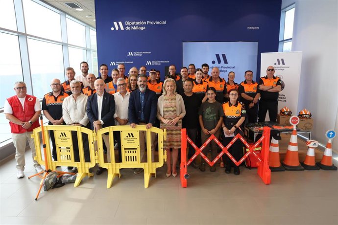 La Diputación de Málaga ha entregado este miércoles diverso material para actuaciones de Protección Civil a seis municipios de la provincia: Alameda, Campillos, Carratraca, Cuevas de San Marcos, El Burgo y Humilladero