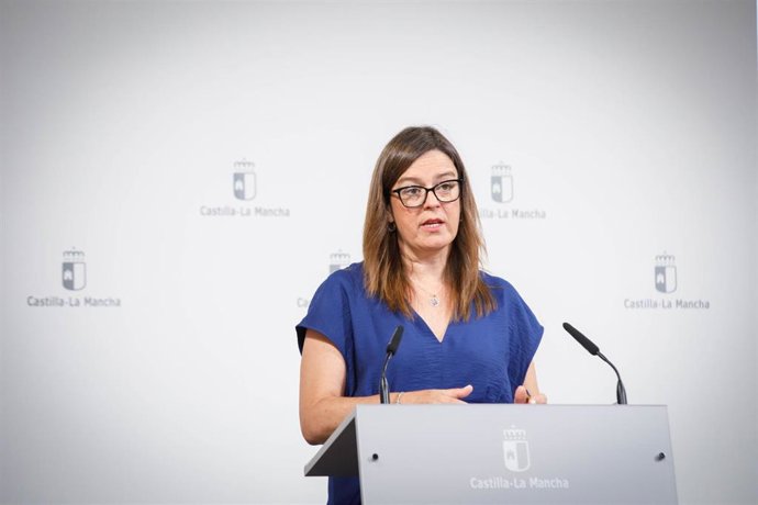 La consejera Portavoz, Esther Padilla, durante la rueda de prensa que ha ofrecido para dar cuenta de los acuerdos aprobados esta semana por el Consejo de Gobierno.