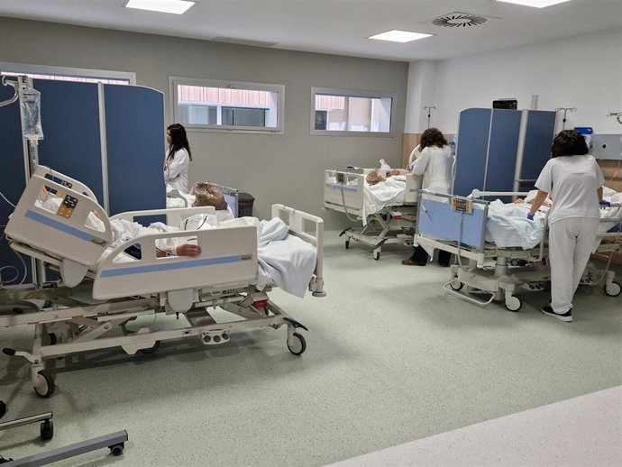 La puesta en marcha de esta nueva Observación de camas del servicio de Urgencias supone ya la primera acción llevada a acabo de la última fase del proyecto de ampliación del HUCS orientada a la remodelación del edificio antiguo.