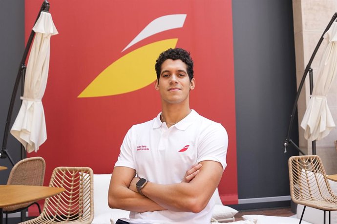 Hugo Gonzalez durante a apresentação do projeto "Talento a bordo" da Iberia com atletas olímpicos e paraolímpicos no Espacio Cultural Serreria Belga em 2 de junho de 2025 em Madri, Espanha.