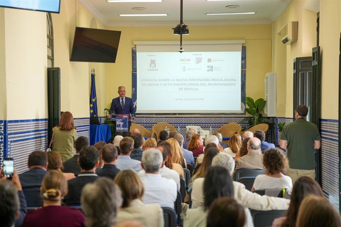 Sanz anuncia que Sevilla es la primera en Andalucía que ajusta su normativa urbanística al marco legislativo.