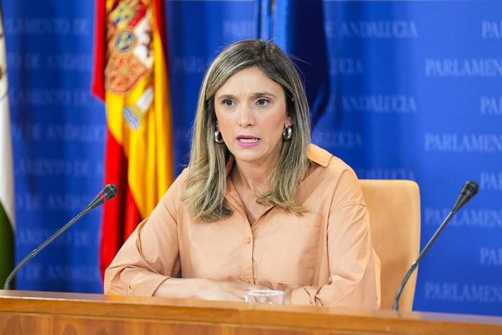 La portavoz del Grupo Parlamentario Socialista, María Márquez, durante la ronda de ruedas de prensa de portavoces de los grupos parlamentarios en el Parlamento de Andalucía, a 5 de junio de 2025 en Sevilla (Andalucía, España). Los portavoces de los grup
