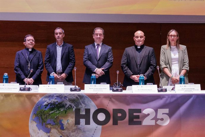 Inauguración (izq-derecha) Monseñor Ramón Valdivia, Rafael Rey, Fabio Gómez-Estern, Reverendo Padre Benjamín Aguirre, Lorena Garrido.