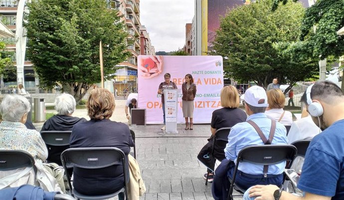 La presidenta de ALCER Bizkaia, Belén Herrera y la trabajadora social de la asociación, Miriam García, en su intervención por el Día Nacional del Donante de Órganos y Tejidos, en la plaza Indautxu de Bilbao.