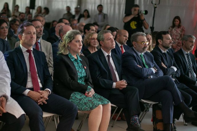 El presidente regional, Emiliano García-Page, en el 40 aniversario del centro de Toledo de Johnson & Johnson.