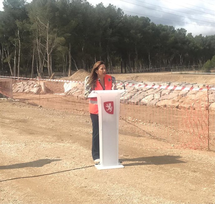 La alcaldesa de Zaragoza, Natalia Chueca, en las obras del canal perimetral del barranco de la Muerte