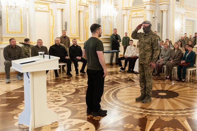 12 de maio de 2025, Ucrânia, Ucrânia, Ucrânia: O presidente ucraniano Volodymyr Zelenskyy participa da entrega de medalhas oficiais aos soldados feridos na guerra e às famílias dos soldados que perderam suas vidas, Ucrânia, em 12 de maio de 2025