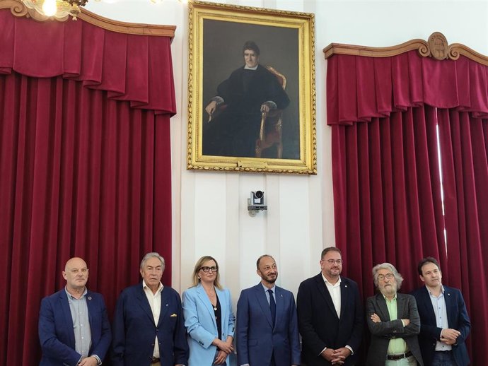 Las autoridades junto al cuadro de José María de Calatrava cedido por el Congreso de los Diputados que permanecerá en el salon de plenos del Ayuntamiento de Mérida hasta agosto.