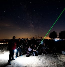 Archivo - Una actividad de observación de cielo nocturno en Segovia.