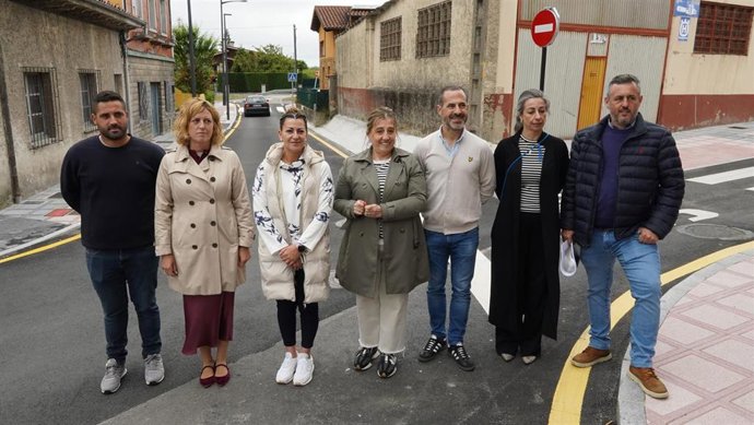 El alcalde de Siero, Ángel García, y la concejala de Infraestructuras Urbanas, Sonia Lago, durante su visita a las obras.