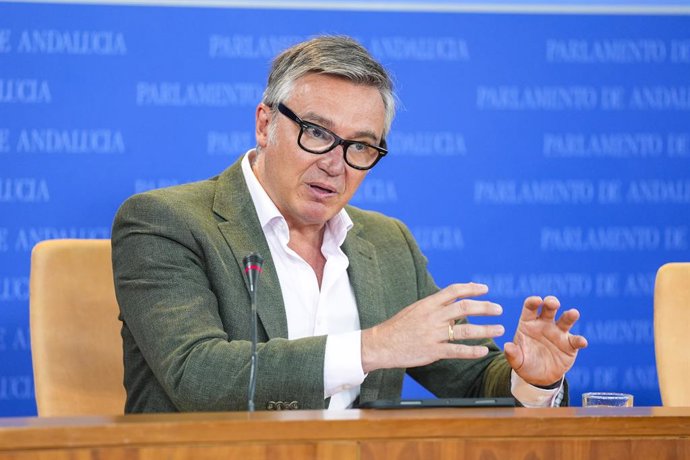 O porta-voz do Grupo Parlamentar Vox, Manuel Gavira, durante a rodada de conferências de imprensa dos porta-vozes dos grupos parlamentares no Parlamento da Andaluzia, em 5 de junho de 2025, em Sevilha (Andaluzia, Espanha). Os porta-vozes dos grupos parlam