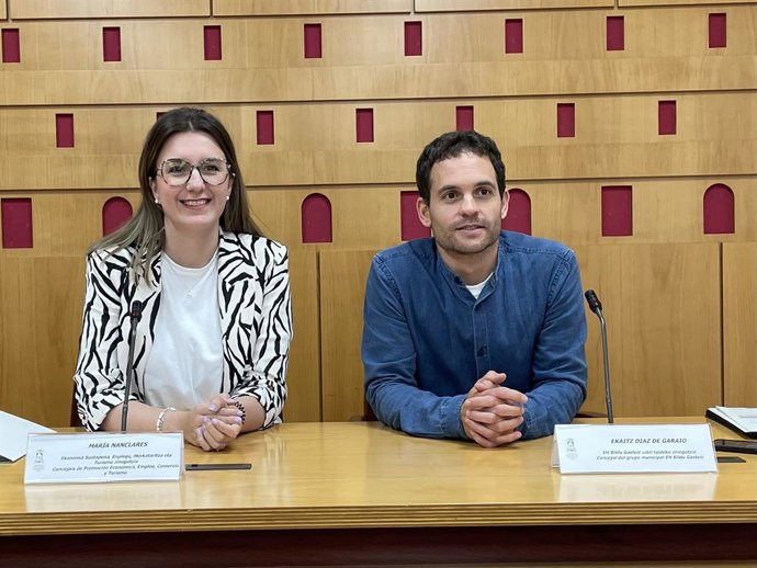 Maria Nanclares Gasteizko Udaleko Ekonomia Sustapen, Enplegu, Merkataritza eta Turismo zinegotzia eta Ekaitz Diaz de Garaio EH Bilduko zinegotzia