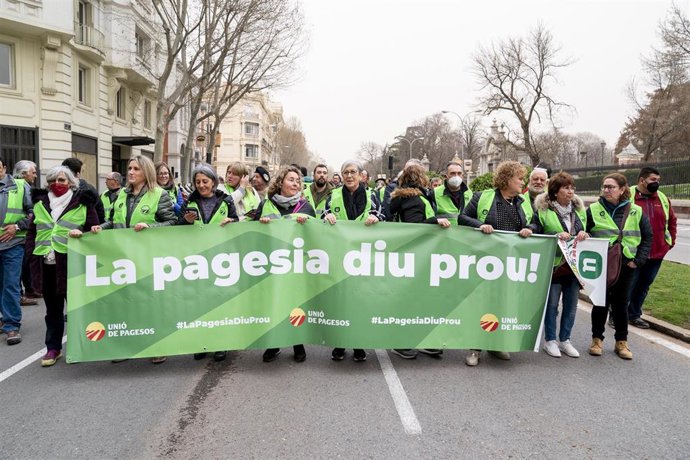 Archivo - Manifestantes de la Unió de Pagesos sostienen una pancarta durante la manifestación agraria celebrada en Madrid frente al Ministerio de Agricultura, Pesca y Alimentación, a 15 de marzo de 2022, en Madrid (España). 