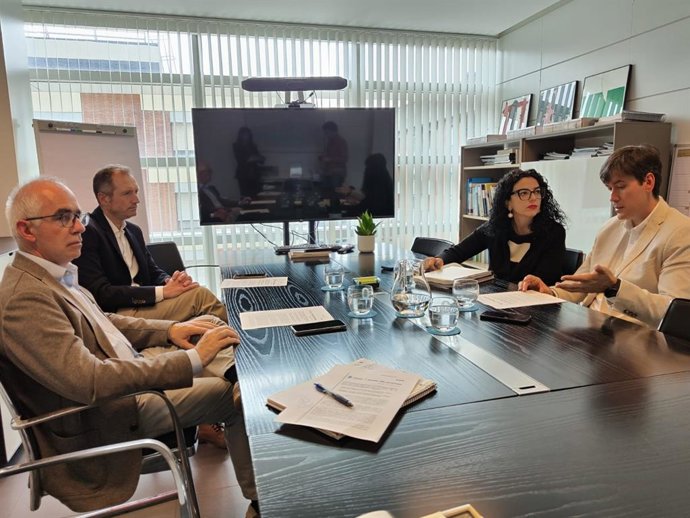 El Gobierno trabaja en "un ambicioso proyecto" para convertir Asturias en polo de la industria cinematográfica .