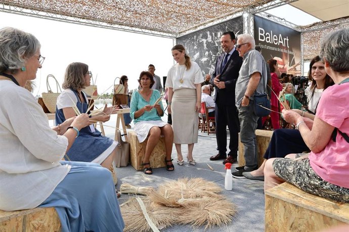 La presidenta del Govern, Marga Prohens, y el conseller de Empresa, Alejandro Sáenz de San Pedro, en su visita a la inauguración de BaleArt.