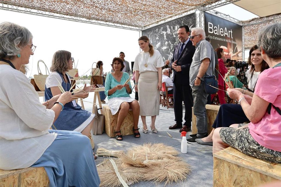 La presidenta del Govern, Marga Prohens, y el conseller de Empresa, Alejandro Sáenz de San Pedro, en su visita a la inauguración de BaleArt.