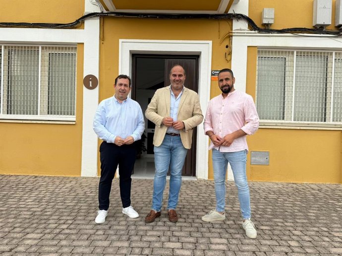 El diputado provincial Antonio Aragón con el alcalde de El Bosque.