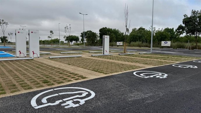 El aparcamiento cuenta con 190 plazas y seis puntos de recarga.