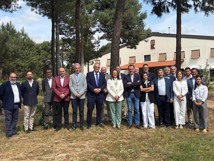 La consejera de Agricultura, Ganadería y Desarrollo Rural, María González Corral, con la Junta Directiva de Vitartis en El Oso (Ávila).