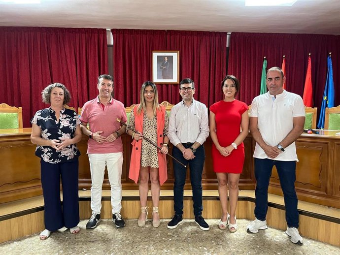 Isabel Martínez, nueva alcaldesa de Huesa con los concejales del PSOE