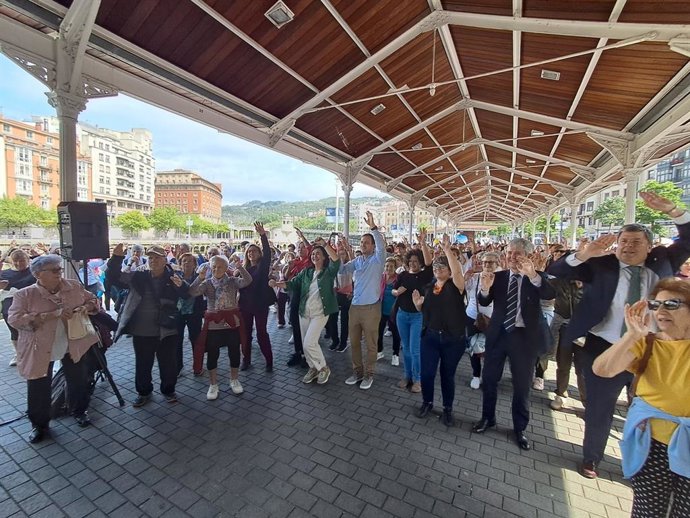 El concejal de Salud y Consumo, Alvaro Pérez, participa con personas mayores en la megaclase para despedir el curso.