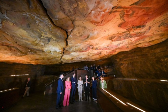 El ministro de Cultura, Ernest Urtasun, y la presidenta de Cantabria, María José Sáenz de Buruaga, visitan la neocueva de Altamira con motivo de  la reunión del Patronato de la cueva y el museo, en Santillana del Mar