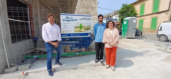 La consellera de Familias y Asuntos Sociales, Catalina Cirer, visita las obras del centro de día de Maria de la Salut.